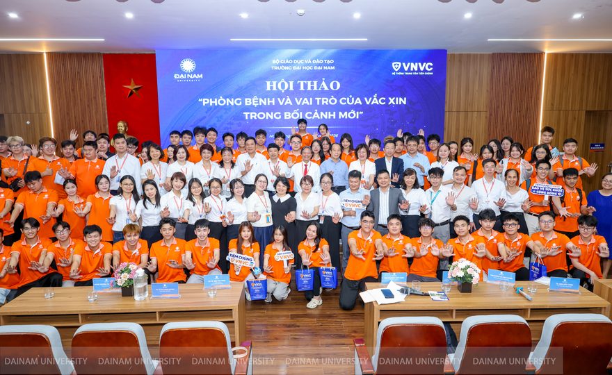 Bác sĩ tương lai không chỉ học cách chữa bệnh