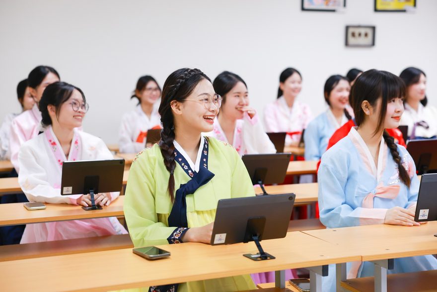 Báo Dân trí - Học ngoại ngữ trong thời đại AI: Sinh viên cần gì để không bị thay thế?
