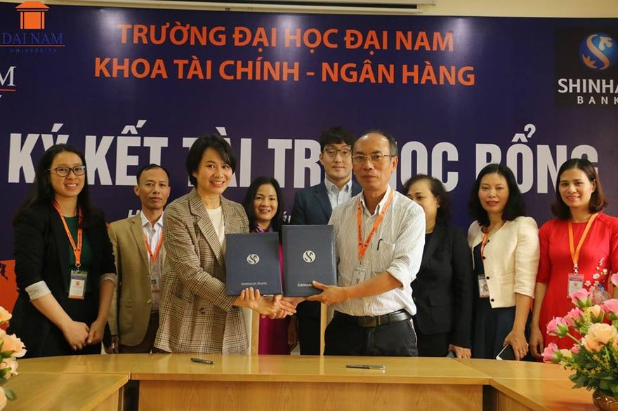 ĐH Đại Nam và Ngân hàng Shinhan ký kết biên bản hợp tác tài trợ học bổng