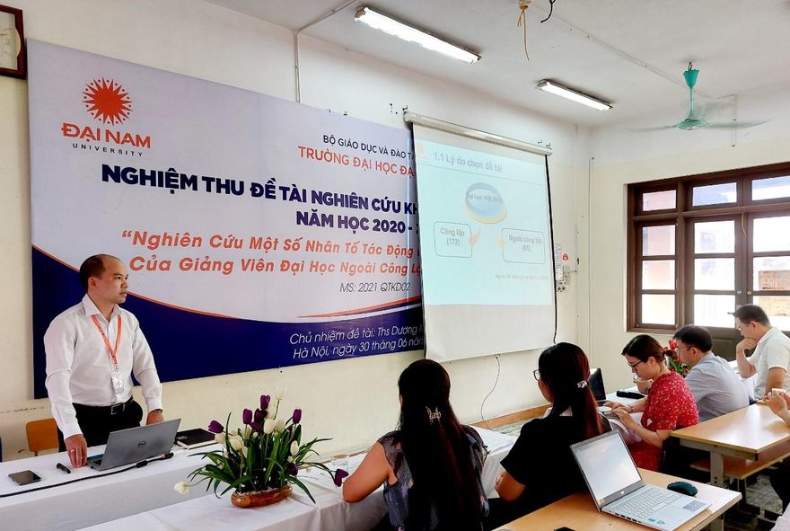 Giảng viên khoa Quản trị kinh doanh báo cáo đề tài nghiên cứu khoa học cấp trường