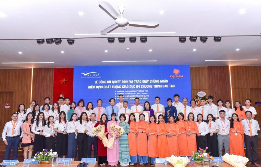 Giấy chứng nhận kiểm định chất lượng giáo dục của 4 chương trình đào tạo ngành Công nghệ thông tin, Quan hệ công chúng, Ngôn ngữ Trung Quốc, Tài chính Ngân hàng