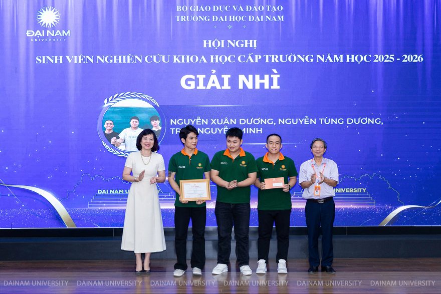Mô hình nâng hạ kính ô tô điều khiển từ xa: Dấu ấn nghiên cứu ứng dụng của sinh viên Công nghệ kỹ thuật ô tô