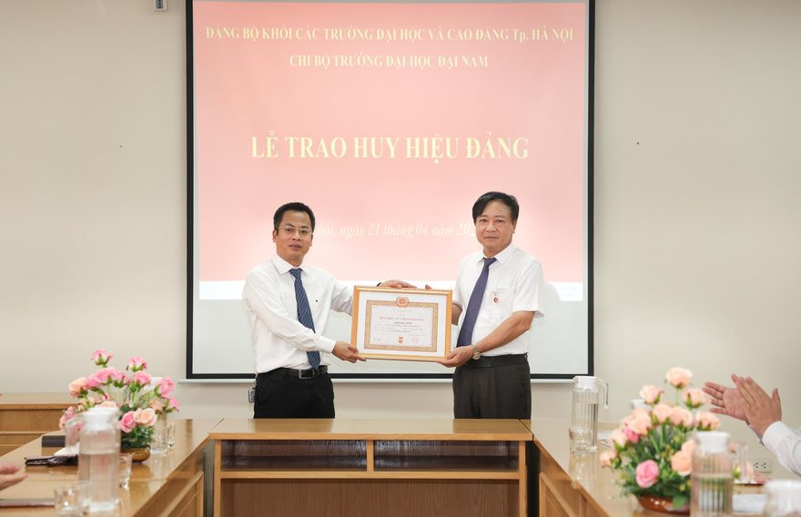 TS. Lê Đắc Sơn – Chủ tịch Hội đồng trường Đại học Đại Nam được trao tặng Huy hiệu 40 năm tuổi Đảng